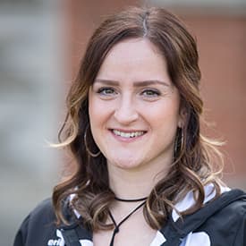 Corinna, Büroassistentin bei der Schanzer Fahrschule
