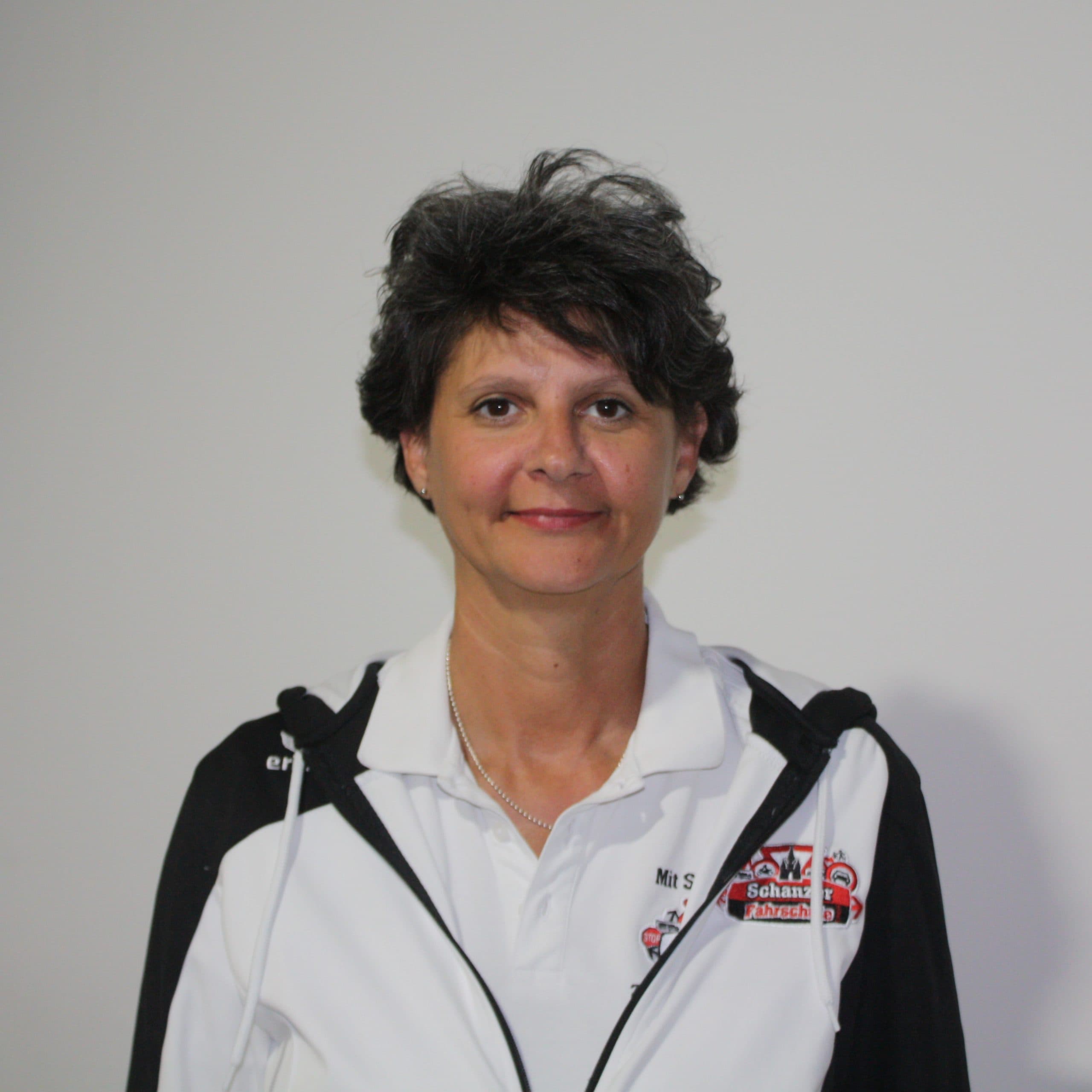 Elena, Büroassistentin bei der Schanzer Fahrschule