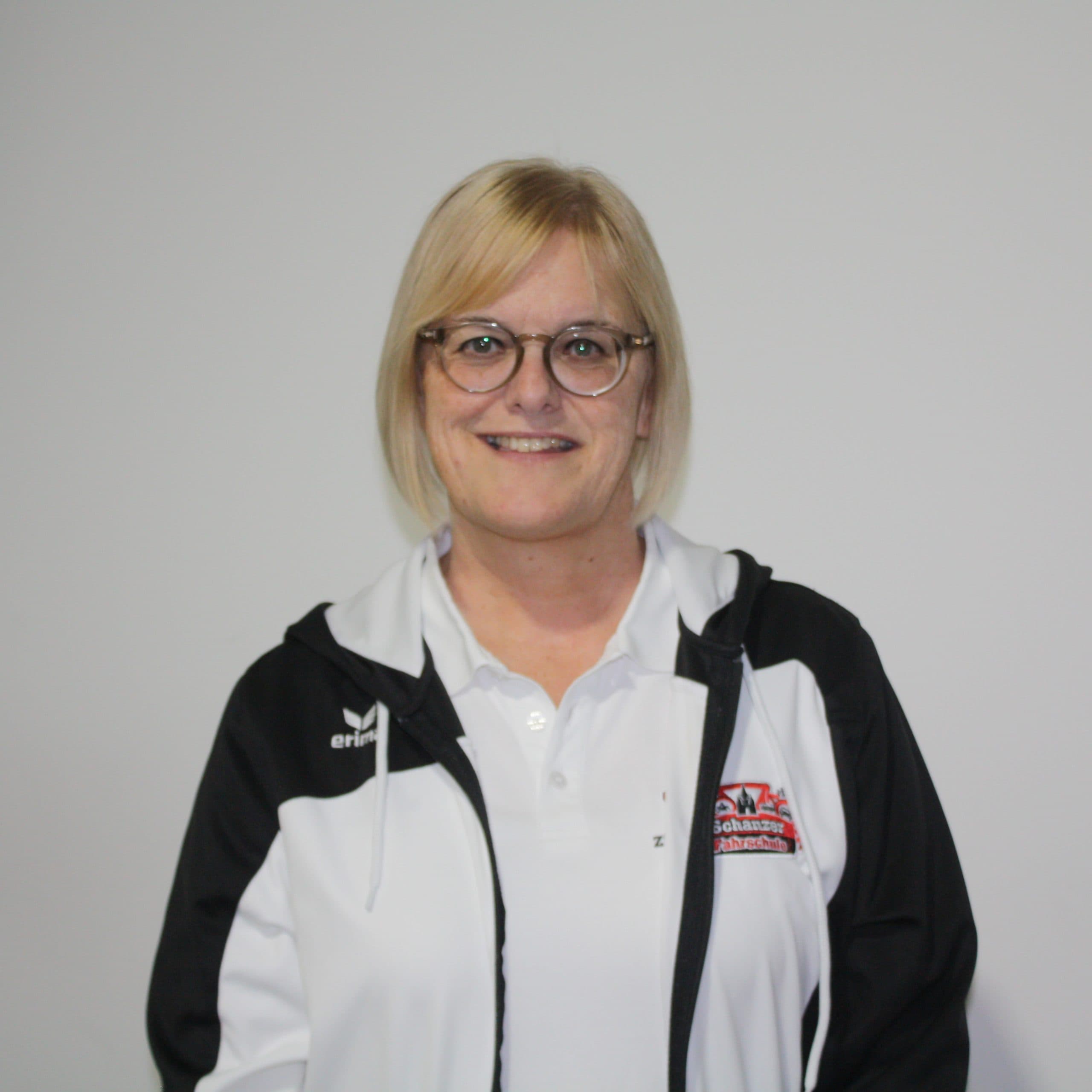 Renate, Büroassistentin bei der Schanzer Fahrschule